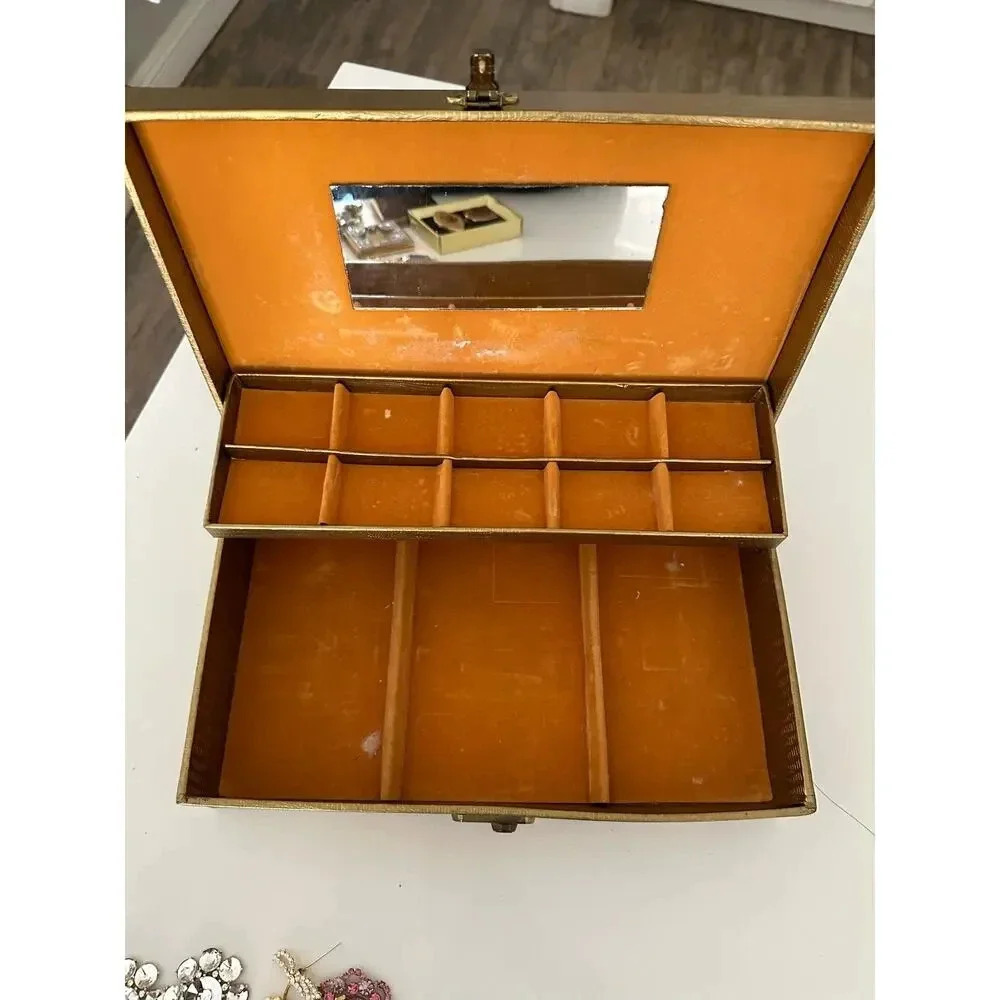 Vintage Faux leather gold jewelry box Made In USA - Picture 4 of 7